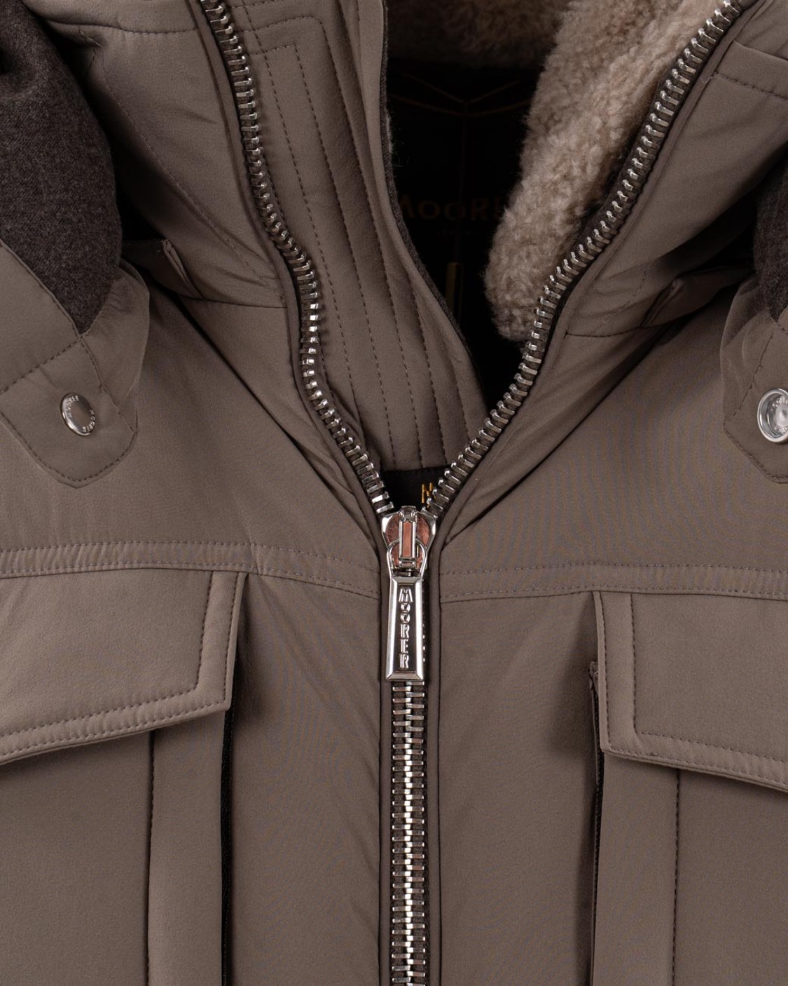 shop MOORER  Piumino: MooRER piumino "Alarick".
Collo alto.
Maniche lunghe.
Collo con pelliccia.
Chiusura con zip a doppio cursore.
Tasche a filo con zip e tasche a toppa sul petto.
Composizione: 88% Poliammide, 12% Poliuretano.
Made in Italy.. ALARICK KN-U0214 number 6021908